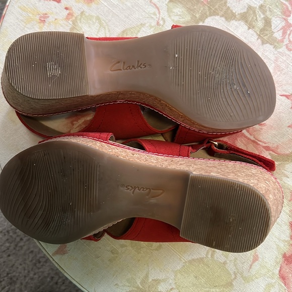 CLARKS red platform sandals. - Picture 5 of 6